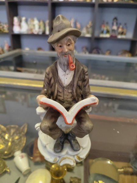 Винтажная Фарфоровая Статуэтка Дедушка с книгой