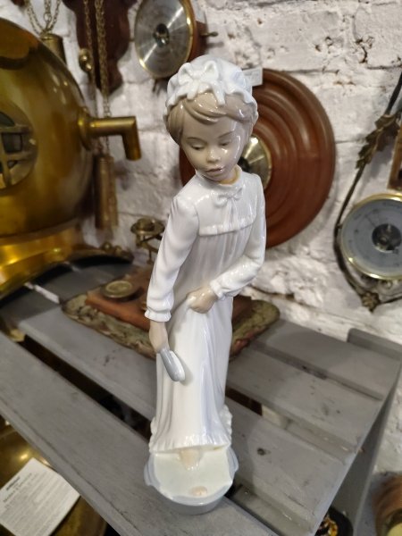 Фарфоровая Фигура Моет ножки в тазу NAO Lladro