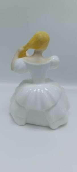 Коллекционная статуэтка "Девушка заплетает волосы". Фарфор. Royal Doulton, Англия 1983 год