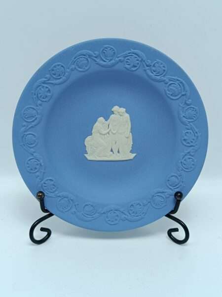 Винтажное блюдце "Античный мир" бисквитный фарфор. Wedgwood, Англия вторая половина XX века.
