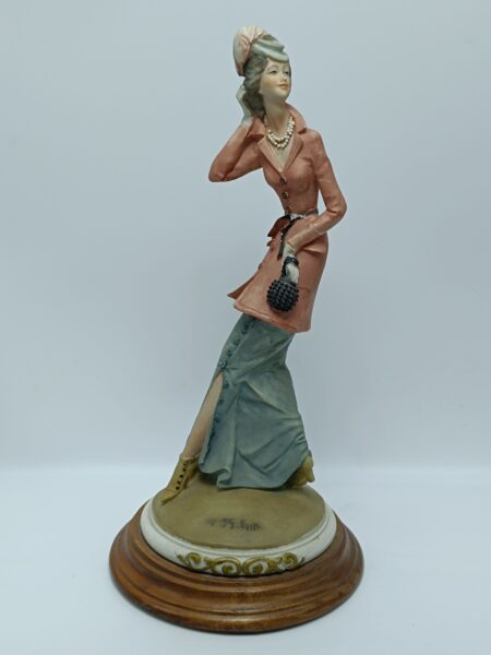 Статуэтка "Дама с сумочкой". Capodimonte Италия. A. Belcari. Ручная работа. Битая!