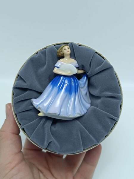 Статуэтка миниатюра Девушка "Элейн" "Pretty Ladies". ROYAL DOULTON Англия