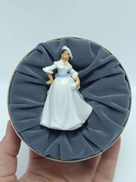 Статуэтка миниатюра Девушка "Маргарет" "Pretty Ladies". ROYAL DOULTON Англия