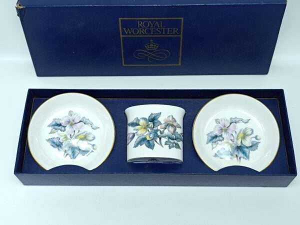 Винтажный комплект от Royal Worcester - два блюдца для кодлера, вaзoчкa/деpжатeль для зубoчиcтoк