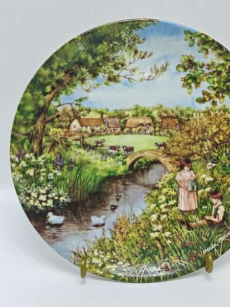 Декоративная тарелка из серии "Зеленая деревня". Фарфор, деколь. Wedgwood, Англия 1990 год