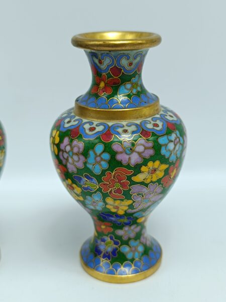 Старинные вазы для цветов, выполненная в технике клуазоне, эмаль. 1950-1970 гг.