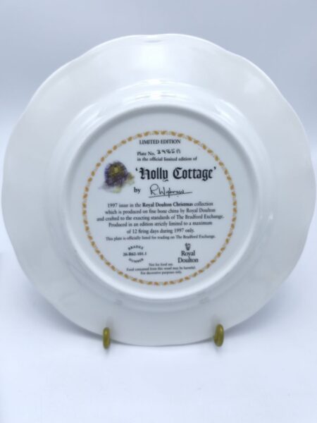 "Holly Cottage" - Ограниченный выпуск 1997 года, тарелка из коллекции Рождественских тарелок Royal Doulton, Mate No. 3465A