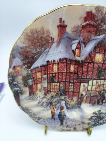 Коллекционная фарфоровая, декоративная тарелка "The Magical Window" (1999) от Royal Doulton, ограниченная серия, зима, праздник
