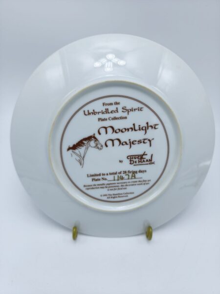 Коллекционная, фарфоровая расписная тарелка Moonlight Majesty из коллекции Unbridled Spirit - Лимитированная серия (1147A).