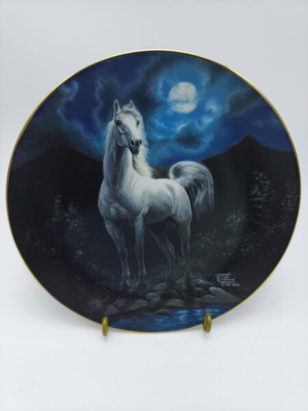 Коллекционная, фарфоровая расписная тарелка Moonlight Majesty из коллекции Unbridled Spirit - Лимитированная серия (1147A).