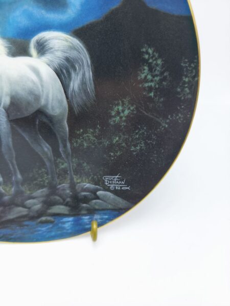 Коллекционная, фарфоровая расписная тарелка Moonlight Majesty из коллекции Unbridled Spirit - Лимитированная серия (1147A).