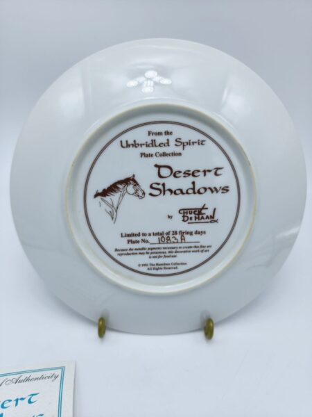 Коллекционная, фарфоровая расписная тарелка Desert Shadows из коллекции Unbridled Spirit - Лимитированная серия (1083A).