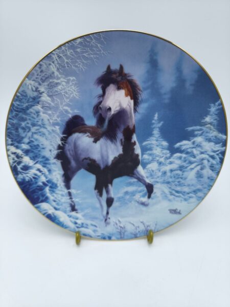Коллекционная, фарфоровая расписная тарелка Winter Renegade из коллекции Unbridled Spirit - Лимитированная серия (1064A).
