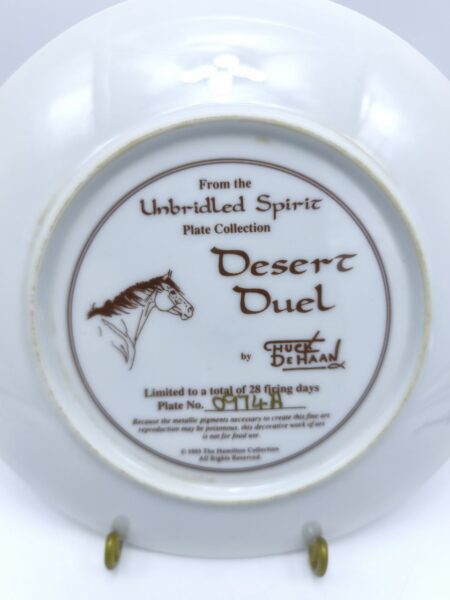 Коллекционная, фарфоровая расписная тарелка Desert Duel из коллекции Unbridled Spirit - Лимитированная серия (0974A).