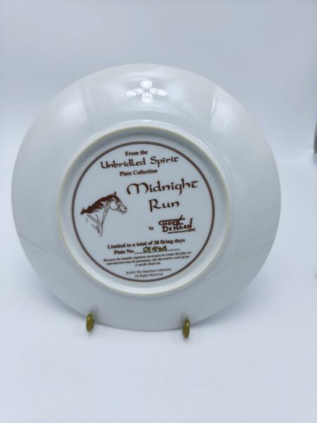 Коллекционная, фарфоровая расписная тарелка Midnight Run из коллекции Unbridled Spirit - Лимитированная серия (0194A).