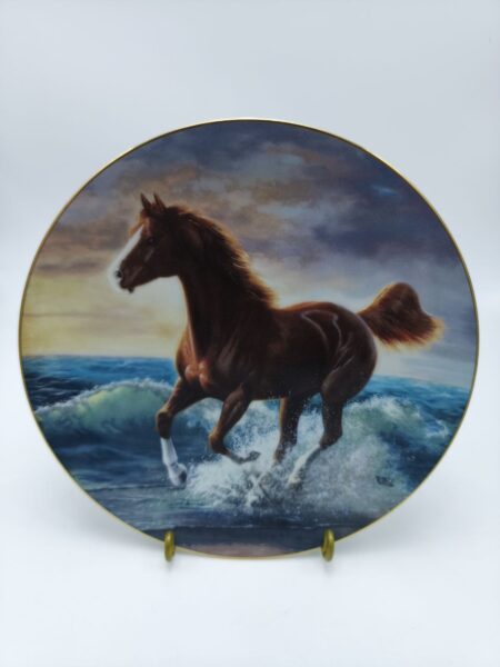 Коллекционная, фарфоровая расписная тарелка Surf Dancer из коллекции Unbridled Spirit - Лимитированная серия (0248A).
