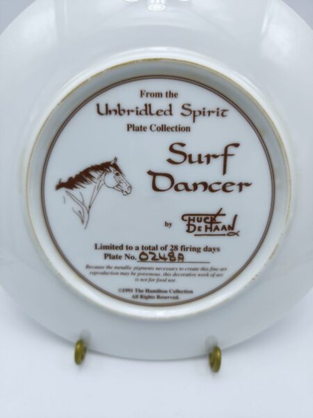 Коллекционная, фарфоровая расписная тарелка Surf Dancer из коллекции Unbridled Spirit - Лимитированная серия (0248A).
