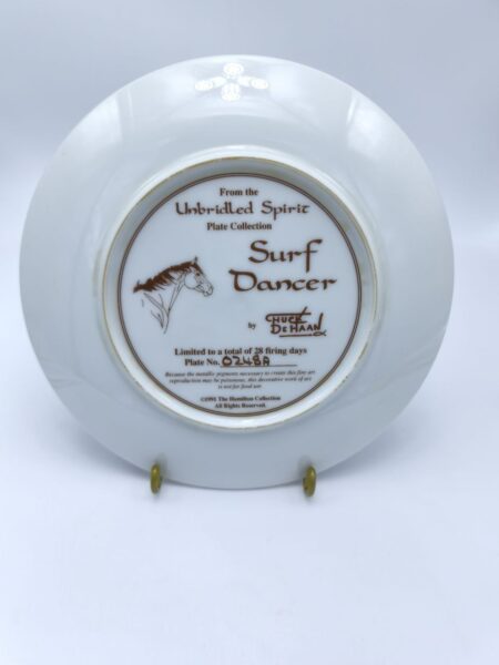 Коллекционная, фарфоровая расписная тарелка Surf Dancer из коллекции Unbridled Spirit - Лимитированная серия (0248A).