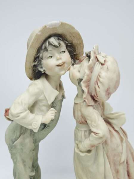 Винтажная статуэтка "Поцелуй" Giuseppe Armani Capodimonte Италия 1982 год. БИТАЯ