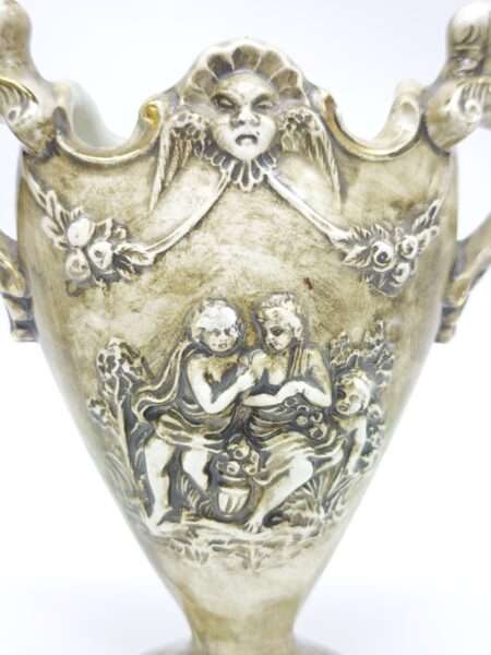 Старинная фарфоровая ваза Capodimonte Италия 1980 года. Ручная работа, позолота.