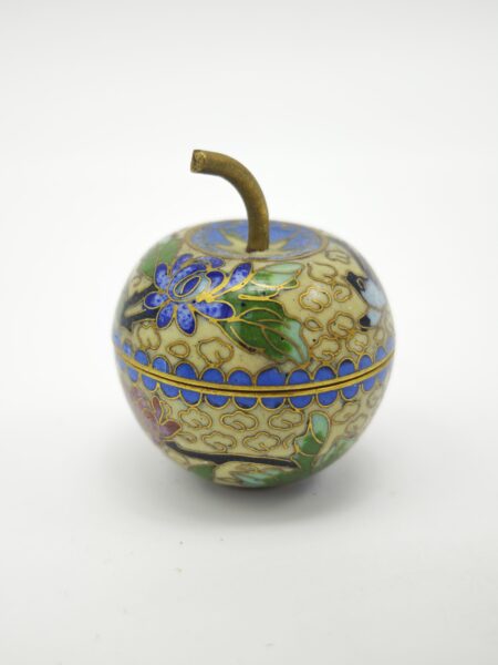 Винтажная шкатулка таблетница в форме яблока. Эмаль клуазоне. 1950-1970 гг.