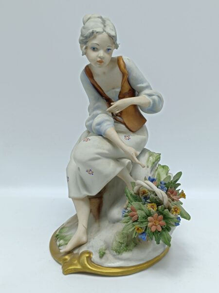 Статуэтка "Девушка с корзиной цветов". Фарфор. Capodimonte Каподимонте, Италия. Ручная работа