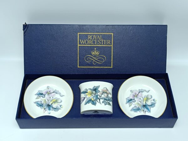 Винтажный комплект от Royal Worcester - два блюдца для кодлера, вaзoчкa/деpжатeль для зубoчиcтoк