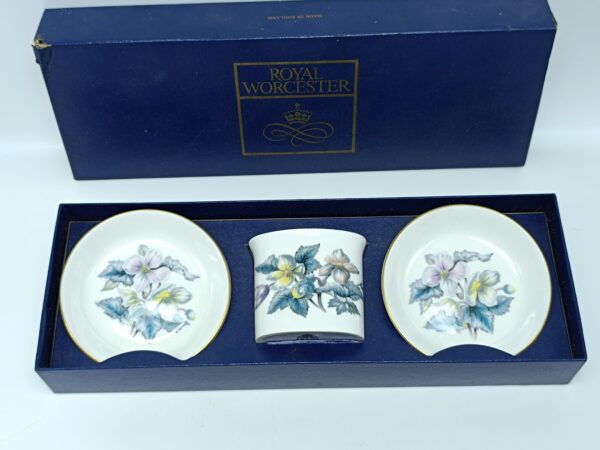 Винтажный комплект от Royal Worcester - два блюдца для кодлера, вaзoчкa/деpжатeль для зубoчиcтoк
