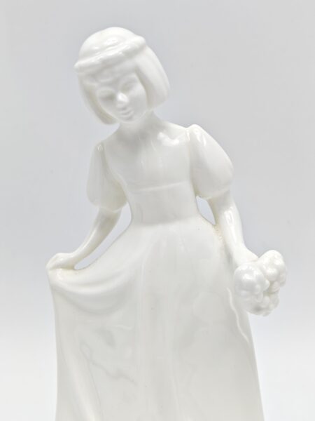 Статуэтка винтажная Девушка с цветами. Фарфор. Royal Doulton, Англия 1990