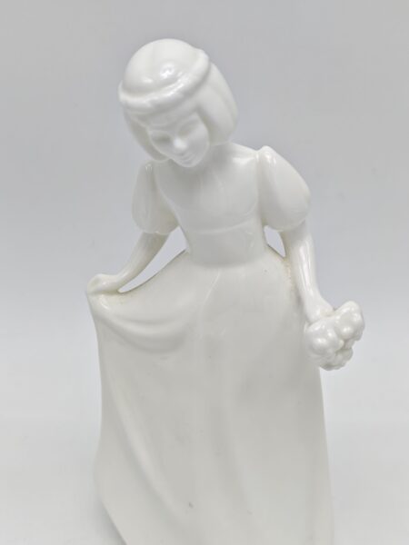Статуэтка винтажная Девушка с цветами. Фарфор. Royal Doulton, Англия 1990