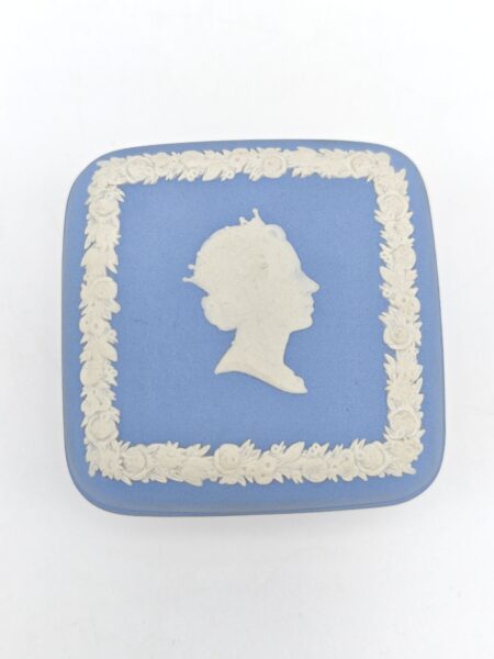 Винтажная шкатулка для мелочей. Голубой бисквит, рельеф. Wedgwood, Великобритания