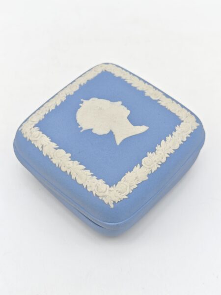 Винтажная шкатулка для мелочей. Голубой бисквит, рельеф. Wedgwood, Великобритания