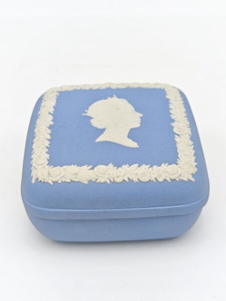 Винтажная шкатулка для мелочей. Голубой бисквит, рельеф. Wedgwood, Великобритания