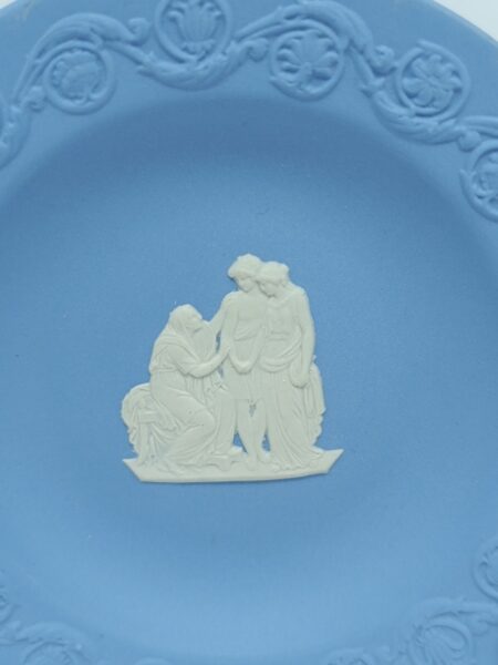 Винтажное блюдце "Античный мир" бисквитный фарфор. Wedgwood, Англия вторая половина XX века.