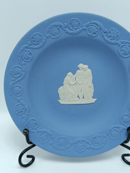 Винтажное блюдце "Античный мир" бисквитный фарфор. Wedgwood, Англия вторая половина XX века.