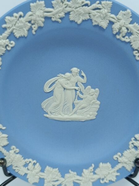 Винтажное блюдце "Античный мир" бисквитный фарфор. Wedgwood, Англия вторая половина XX века.