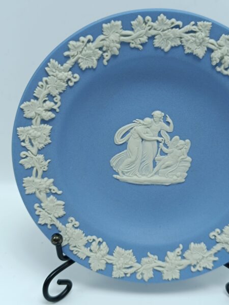 Винтажное блюдце "Античный мир" бисквитный фарфор. Wedgwood, Англия вторая половина XX века.