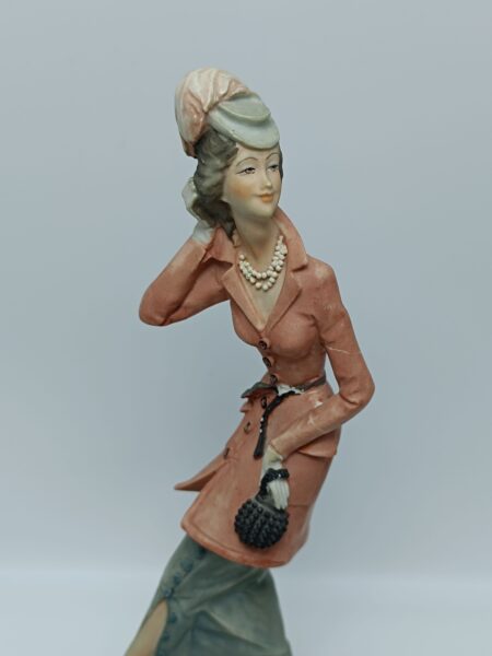 Статуэтка "Дама с сумочкой". Capodimonte Италия. A. Belcari. Ручная работа. Битая!