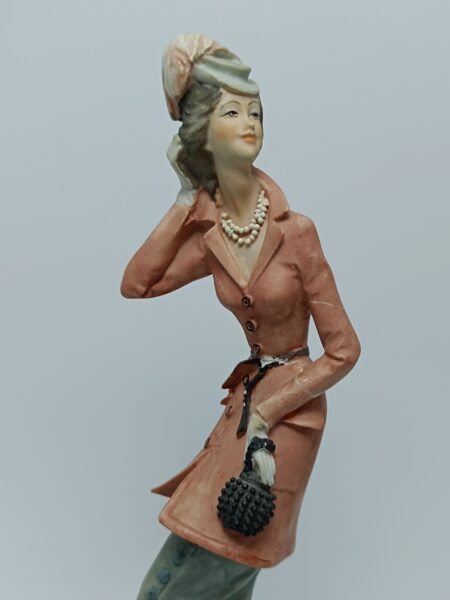 Статуэтка "Дама с сумочкой". Capodimonte Италия. A. Belcari. Ручная работа. Битая!