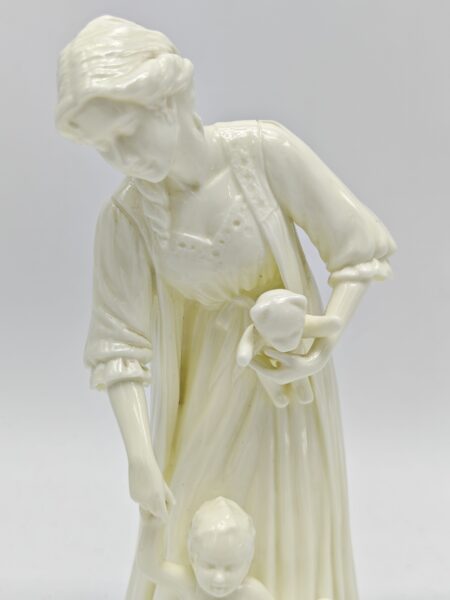 Статуэтка Материнство "Первые шаги.". Фарфор. Royal Worcester, Англия 1989 г. Высота 21.5 см