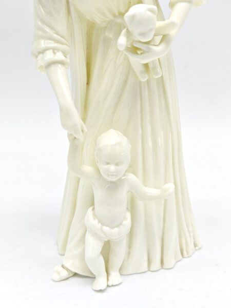 Статуэтка Материнство "Первые шаги.". Фарфор. Royal Worcester, Англия 1989 г. Высота 21.5 см