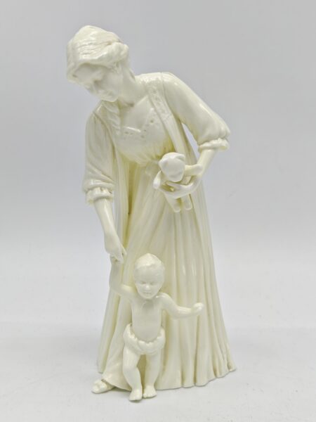 Статуэтка Материнство "Первые шаги.". Фарфор. Royal Worcester, Англия 1989 г. Высота 21.5 см