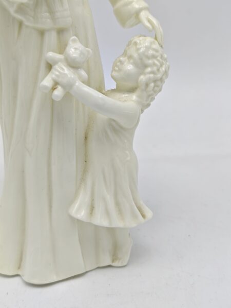 Винтажная фарфоровая статуэтка Мать с детьми "New Arrival" Англия Royal Worcester 1990