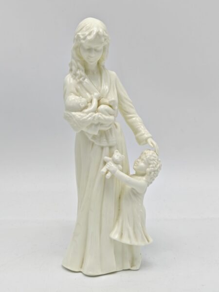 Винтажная фарфоровая статуэтка Мать с детьми "New Arrival" Англия Royal Worcester 1990