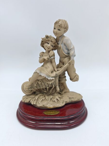 Статуэтка "На прогулке". Роспись, дерево, ручная работа. Capodimonte, Италия, 1993 год. Высота 17 см