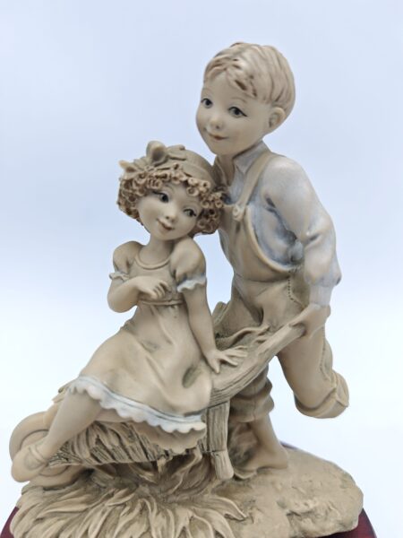 Статуэтка "На прогулке". Роспись, дерево, ручная работа. Capodimonte, Италия, 1993 год. Высота 17 см