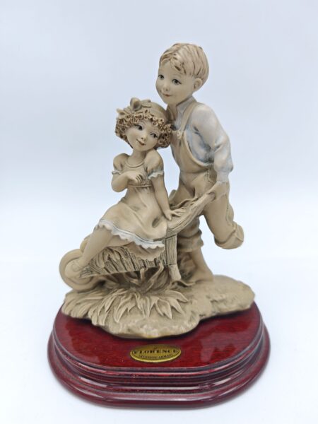 Статуэтка "На прогулке". Роспись, дерево, ручная работа. Capodimonte, Италия, 1993 год. Высота 17 см