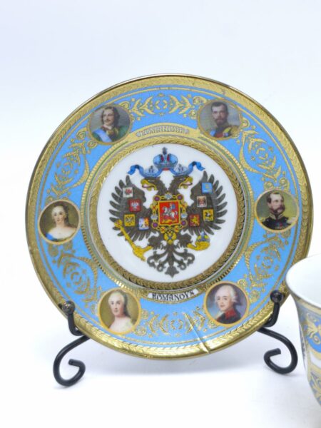 Винтажная фарфоровая чашка с блюдцем, украшенная позолотой и изображением известных исторических личностей Российской империи, изображение Петра I